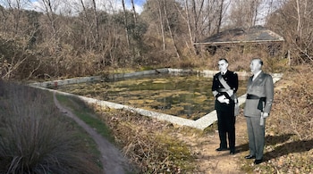Combo de imágenes: Francisco Franco y Luis Carrero Blanco de pie junto a una piscina sucia y abandonada, rodeados de árboles secos y vegetación.