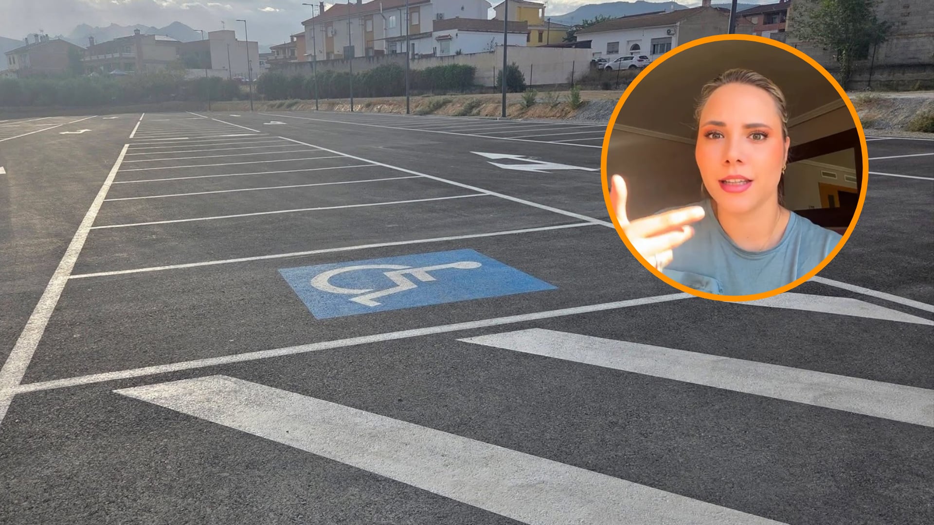 Lucía Martínez, enfermera en silla de ruedas, critica las plazas PMR ocupadas por personas sin acreditación (Montaje Infobae)