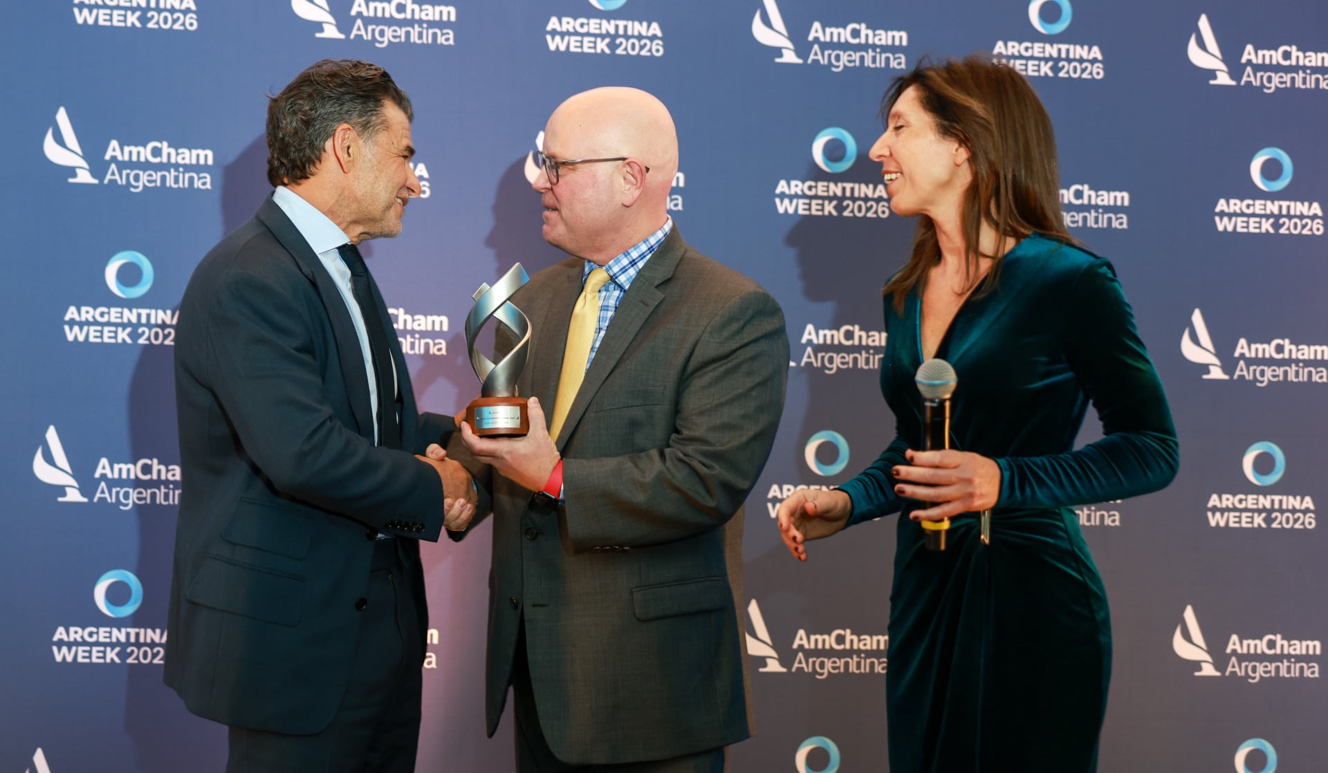 Eric Olson, encargado de la Sección Comercial de la Embajada de Estados Unidos en Argentina, entrega el Premio AmCham al Empresario Argentino del Año 2025 a Miguel Galuccio (Vista Energy).