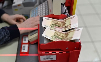 Foto de archivo ilustrativa de billetes de rublos en una caja de un supermercado en Tara, en la región rusa de Omsk (REUTERS/Alexey Malgavko)