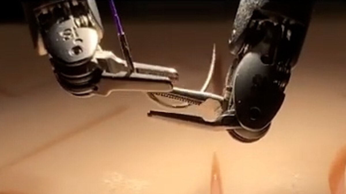 Tras varias pruebas, robots cirujanos aprendieron a realizar tareas mirando videos