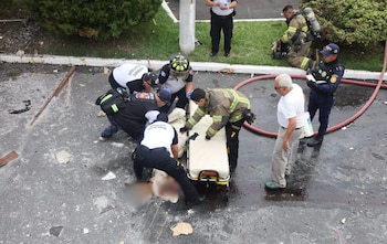 Los Bomberos Voluntarios controlaron el incendio en Mixco, Guatemlaa y trasladaron a la víctima en estado crítico al Hospital Roosevelt.