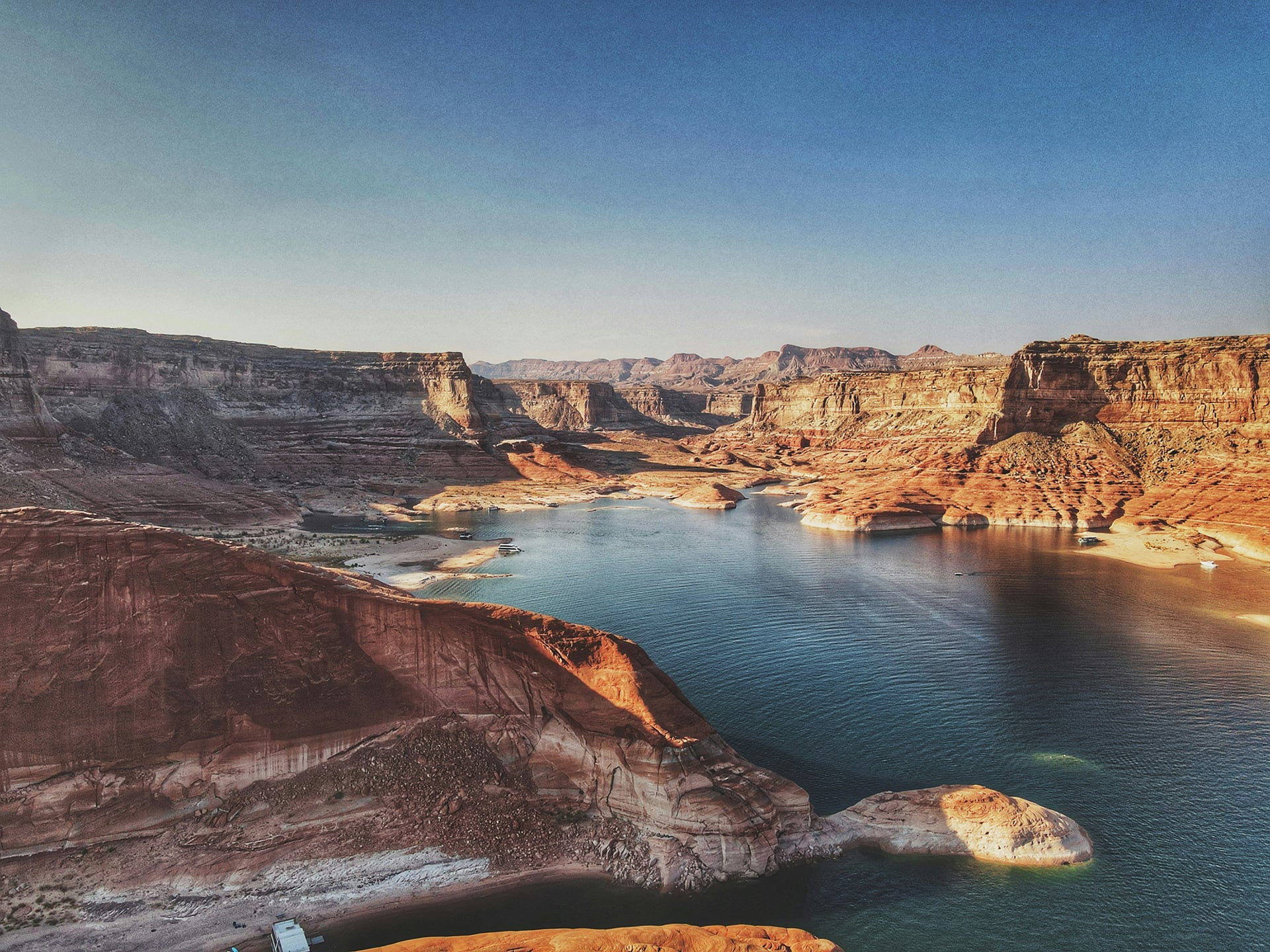 La singular belleza de Lake Powell y sus alrededores lo convierten en un destino imprescindible para quienes buscan naturaleza y aventura en Arizona y Utah (Unsplash)