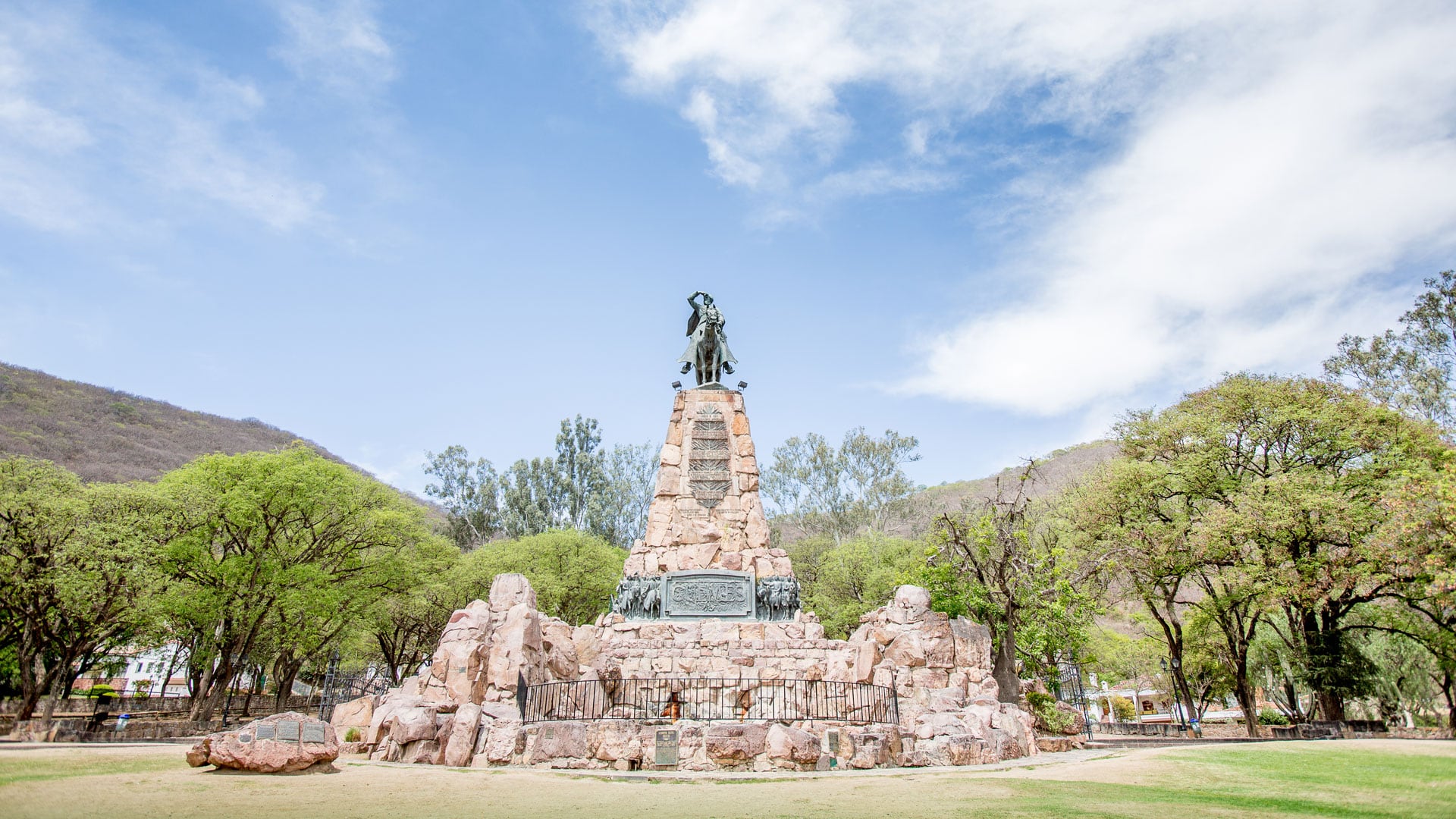 En 1920 fue construido un monumento en homenaje a su memoria. Está emplazado donde, herido, cayó del caballo (Min. Cultura y Turismo de Salta)