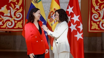 Ayuso impone la Medalla de Oro a Machado mientras "socialismo del siglo XXI está de guateque en Barcelona"