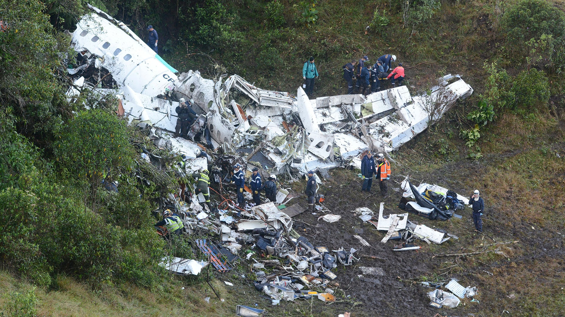 El piloto del avión de Chapecoense demoró la declaración de emergencia hasta los últimos minutos, según reconstruyó Javier Sinay (AP Photo/Luis Benavides)