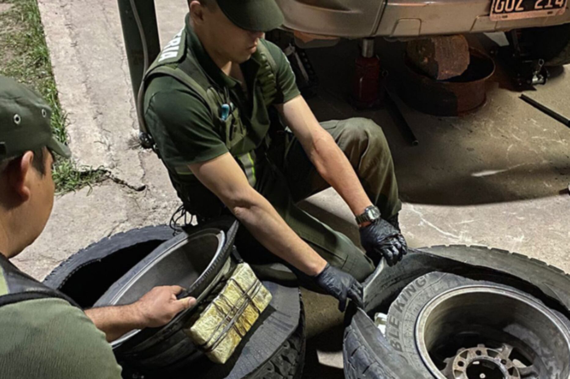 Efectivos de Gendarmería encontraron los 9 kilos de cocaína entre dos neumáticos (Fiscales.gob.ar)