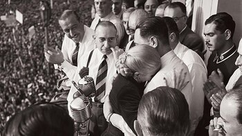 Evita abraza a Juan Domingo