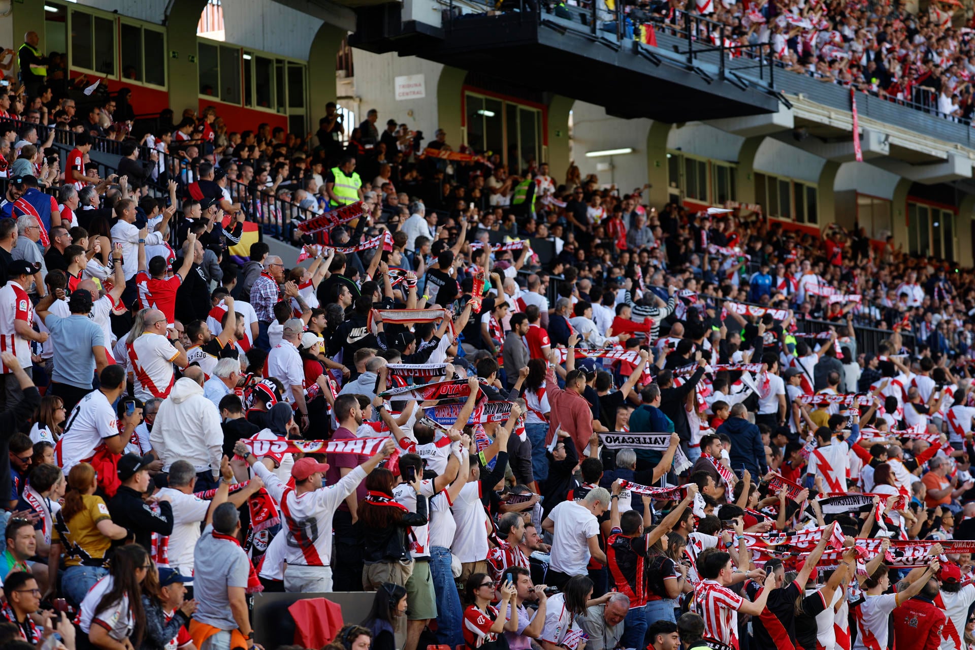 La afición del Rayo, protestando en el encuentro contra el Athletic de Bilbao. (EFE)