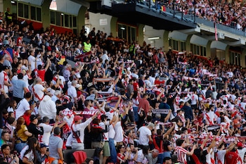 La afición del Rayo, protestando en el encuentro contra el Athletic de Bilbao. (EFE)