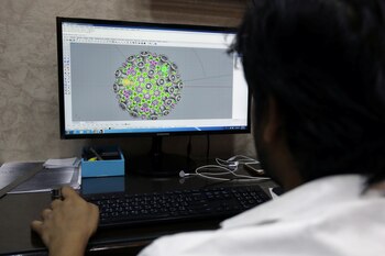 Un diseñador trabaja en un