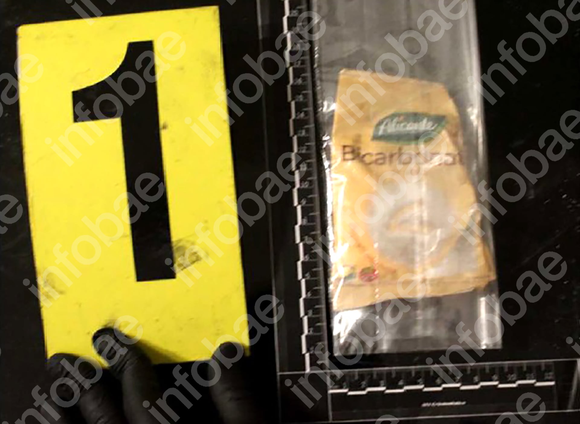 El whisky, las pastillas y el bicarbonato fotografiado por la Policía de la Ciudad