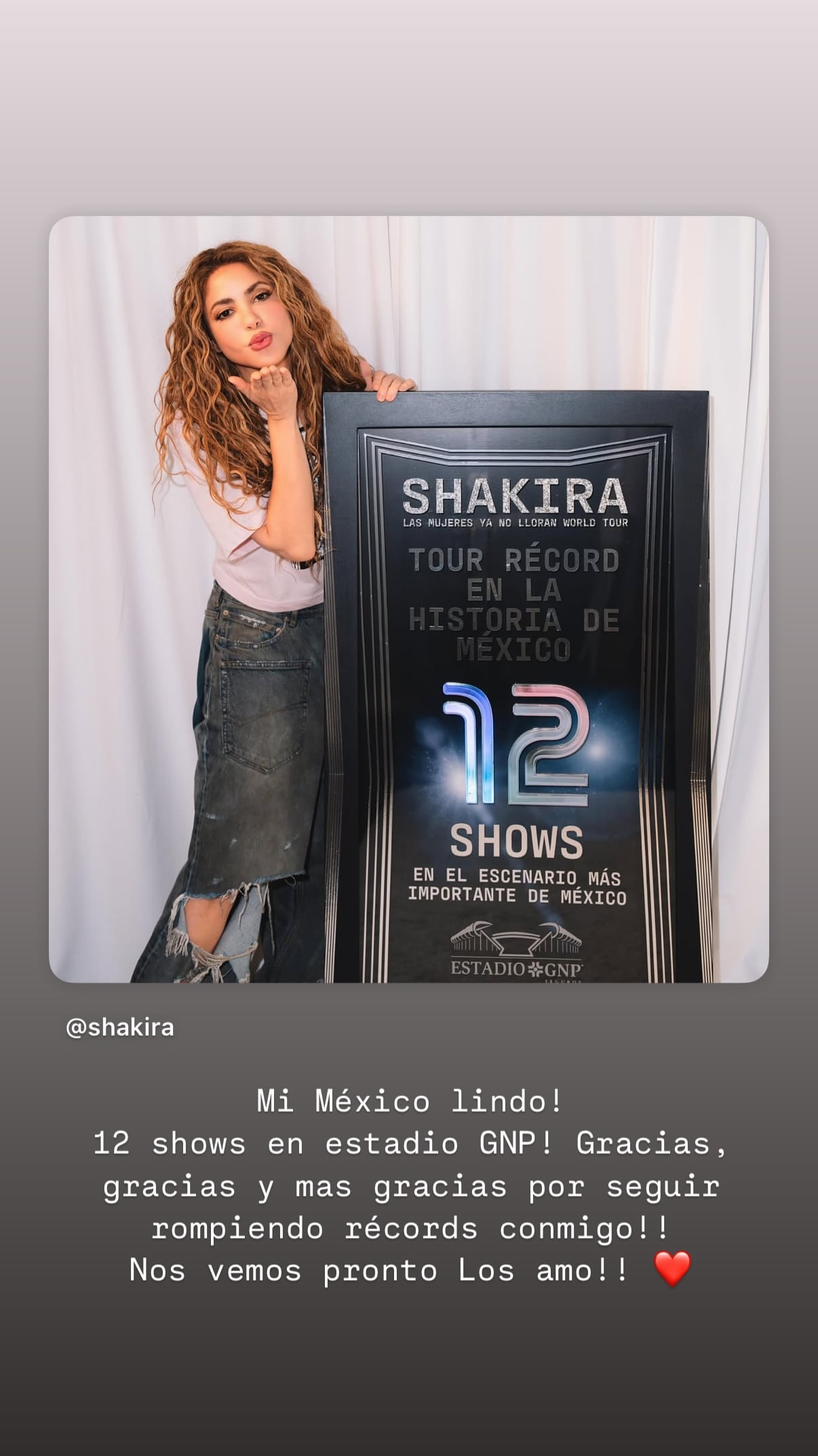 Shakira celebró su marca de 12 conciertos en el estadio GNP Seguros de México en redes sociales, posando con una placa conmemorativa del hito - crédito @shakira/Instagram