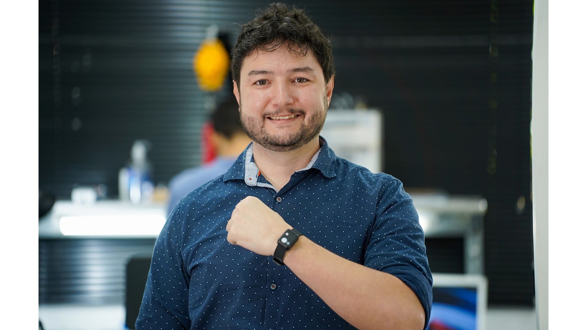 Rodrigo Trevisan Okamoto posa con un actígrafo en su muñeca. (Daniel Antônio/Agência FAPESP)