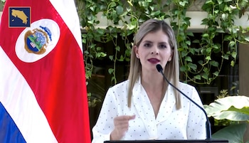 La presidenta de Costa Rica, Laura Fernández, ofrece un discurso durante una conferencia oficial en la que aborda la crisis por la minería ilegal en Crucitas y defiende la soberanía nacional sobre los recursos del país (Cortesía Presidencia CR).