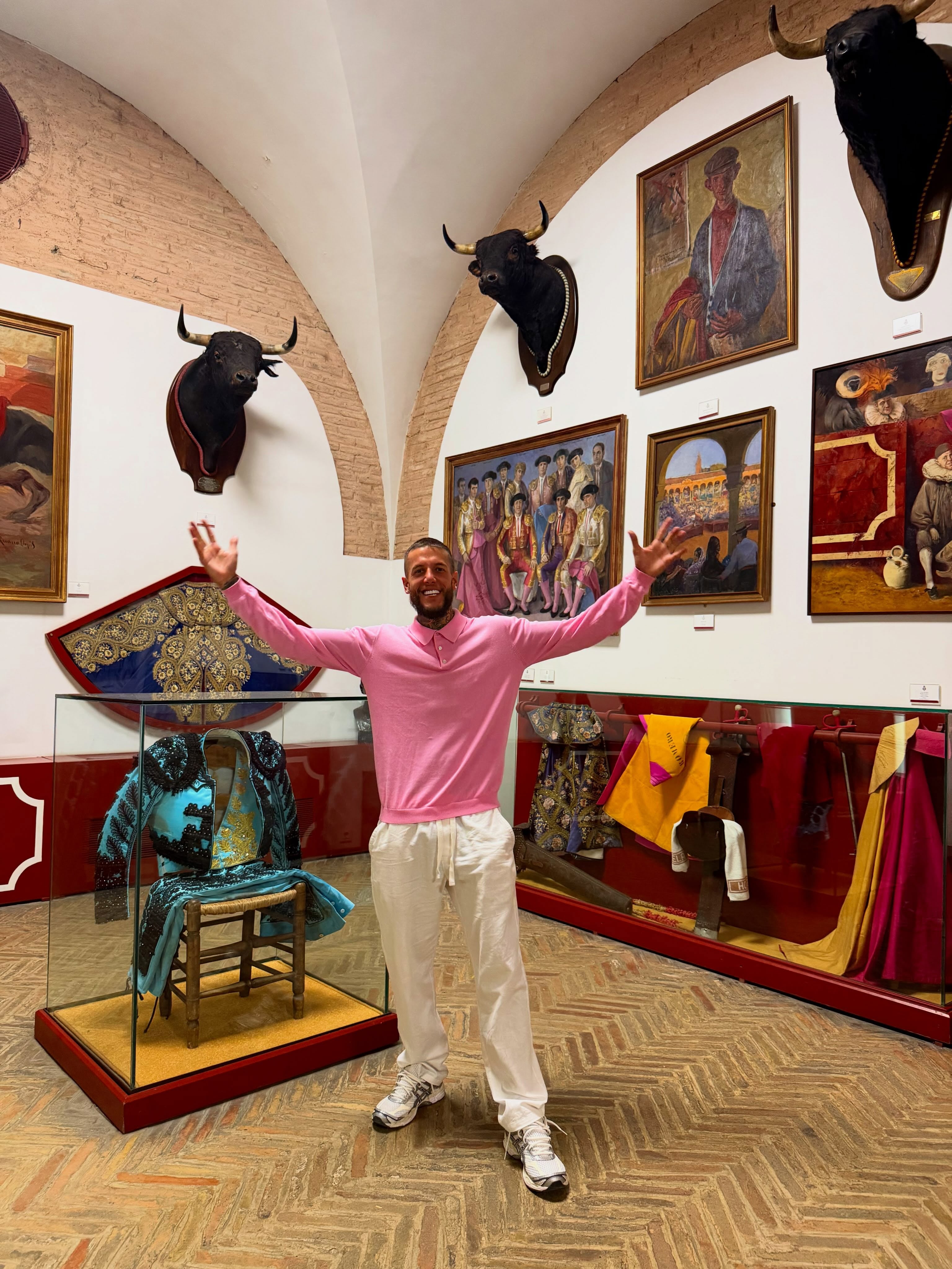 Alex Caniggia entre trajes de luces, capotes y cabezas de toro disecadas en el museo de la Real Maestranza de Sevilla