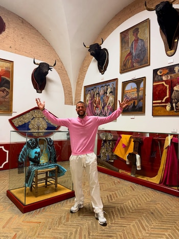 Alex Caniggia entre trajes de luces, capotes y cabezas de toro disecadas en el museo de la Real Maestranza de Sevilla