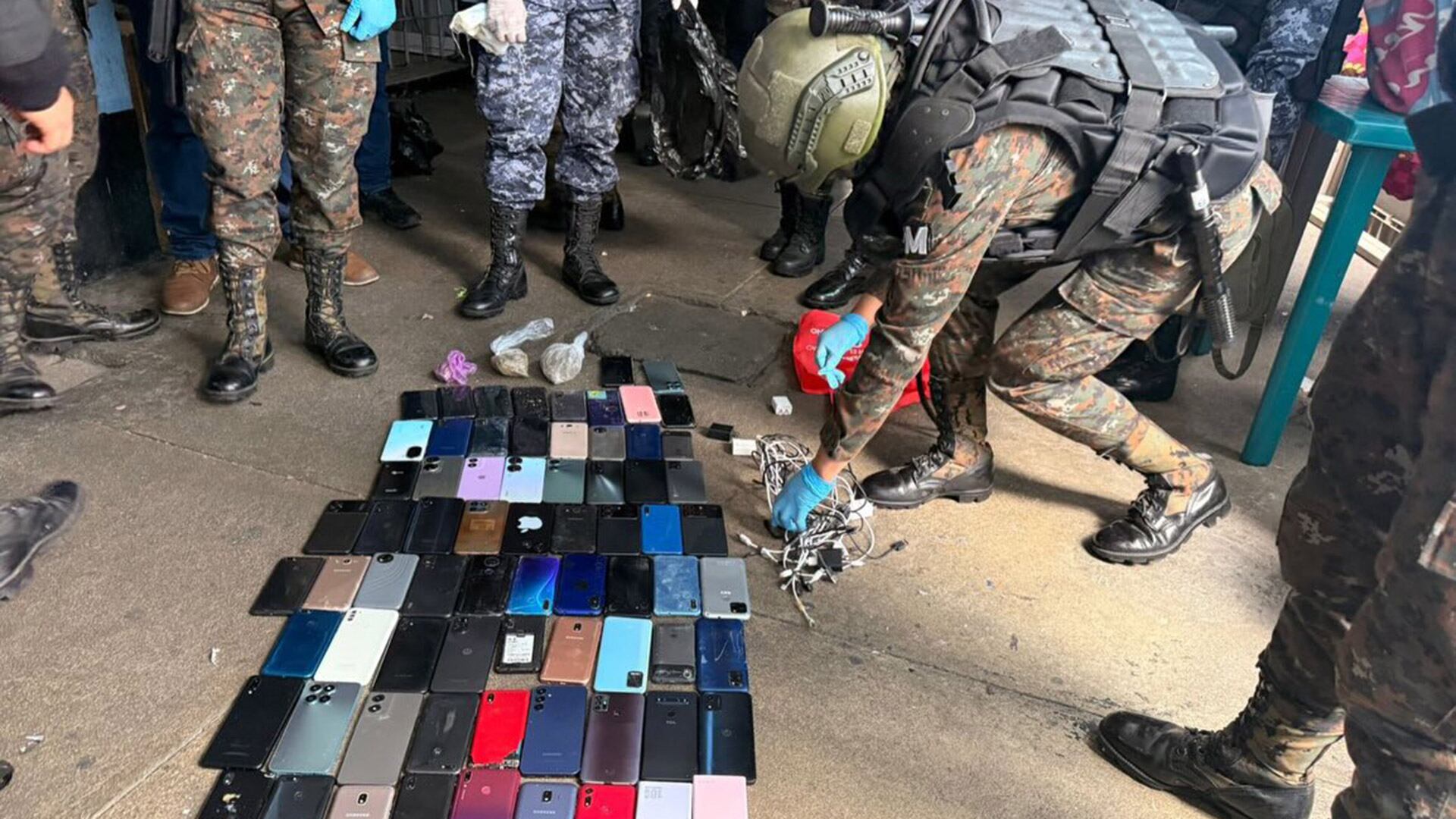 Un despliegue conjunto facilitó la localización de objetos prohibidos en una instalación carcelaria femenina, como parte de esfuerzos nacionales enfocados en limitar contactos ilegales y fortalecer la protección dentro de los recintos