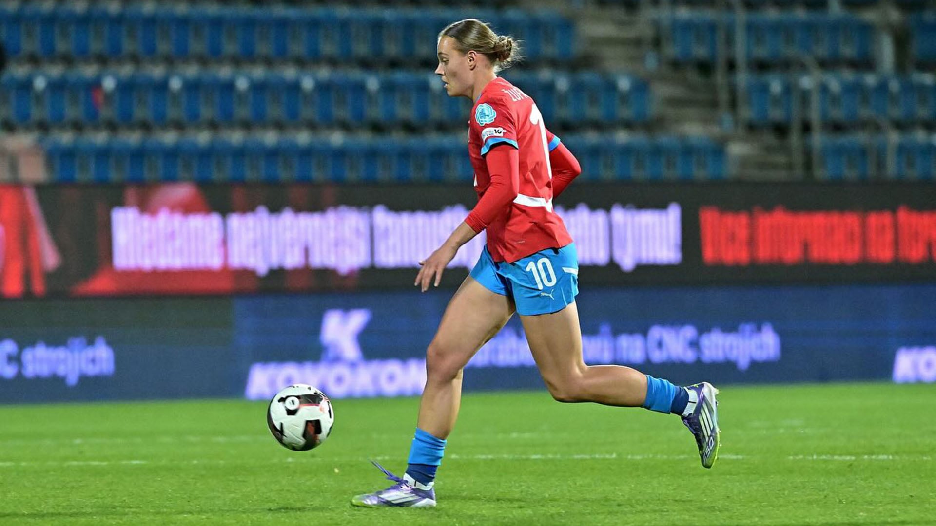 La jugadora Jana Zufankova avanza con el balón durante un partido con la selección de República Checa. (@jana.zufankova)