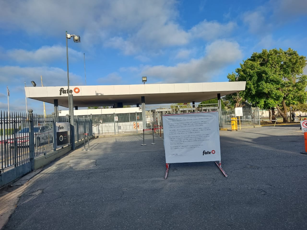 El cartel que se encontraron los trabajadores para anunciar el cierre de la fábrica