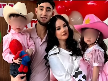 Retrato familiar de Zahid Alberto con una mujer y dos niños pequeños. Visten ropa casual y sombreros vaqueros, con globos de fondo