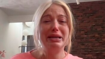 Imagen de mujer que estadounidense mientras cuenta cómo descubrió una infidelidad