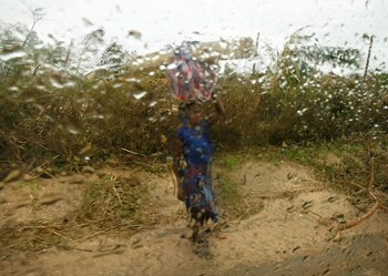 Una mujer camina bajo la
