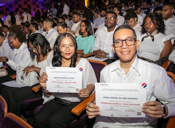 Jóvenes muestran sus certificados en