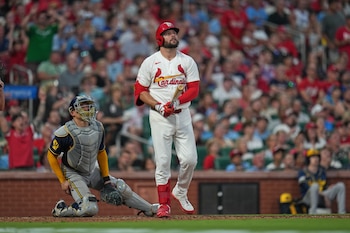 Alec Burleson, derecha, de los Cardenales de San Luis, y el receptor de los Cerveceros de Milwaukee, William Contreras, izquierda, observan el cuadrangular de dos carreras de Burleson durante la sexta entrada del juego de béisbol de Grandes Ligas, el miércoles 8 de julio de 2026, en San Luis. (AP Foto/Jeff Roberson)