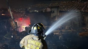 Víctima de voraz incendio en Medellín relató cómo perdió su casa: “Escuché dos estallidos y cuando me asomé ya todo estaba ardiendo”