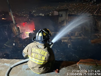El incendio en Carpinelo, comuna 3 de Medellín, arrasó once viviendas durante la noche del domingo, dejando a decenas de familias desplazadas y con enormes pérdidas materiales - crédito @DAGRDMedellin/X