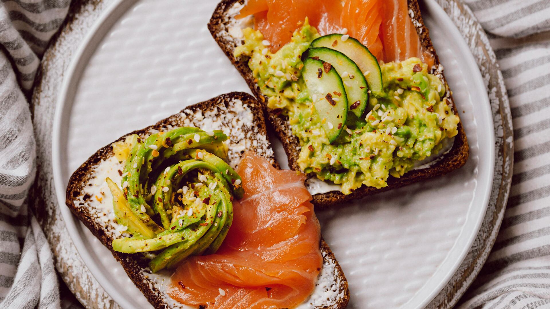 La tortilla de palta y salmón ahumado destaca como opción ideal para potenciar la memoria (Freepik)