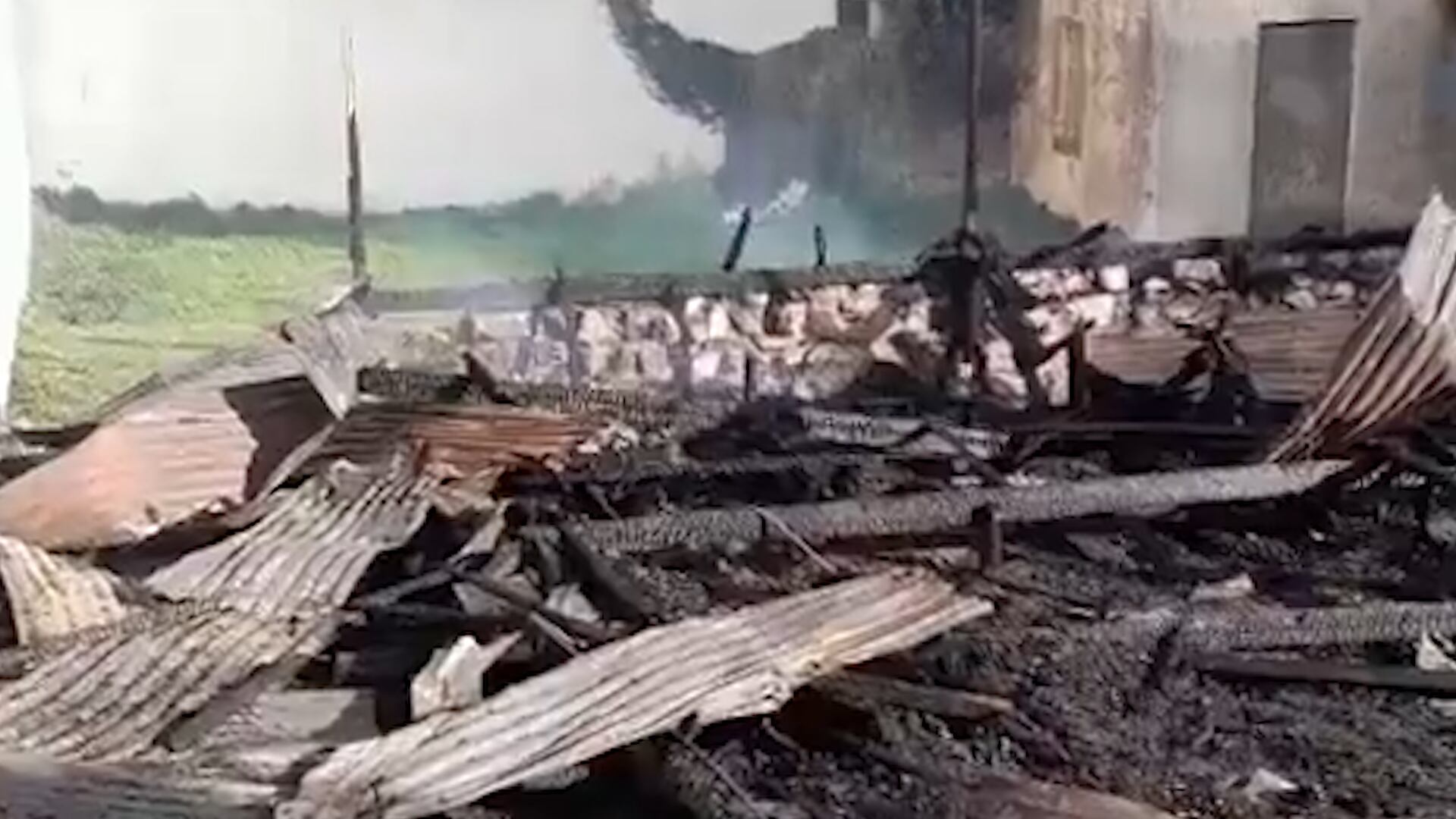 Tres dotaciones de bomberos y Defensa Civil trabajaron durante horas para controlar el siniestro