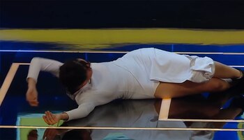 Ariadna se tiró al piso