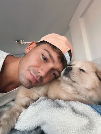 Ian Lucas presenta a su nueva mascota Paris