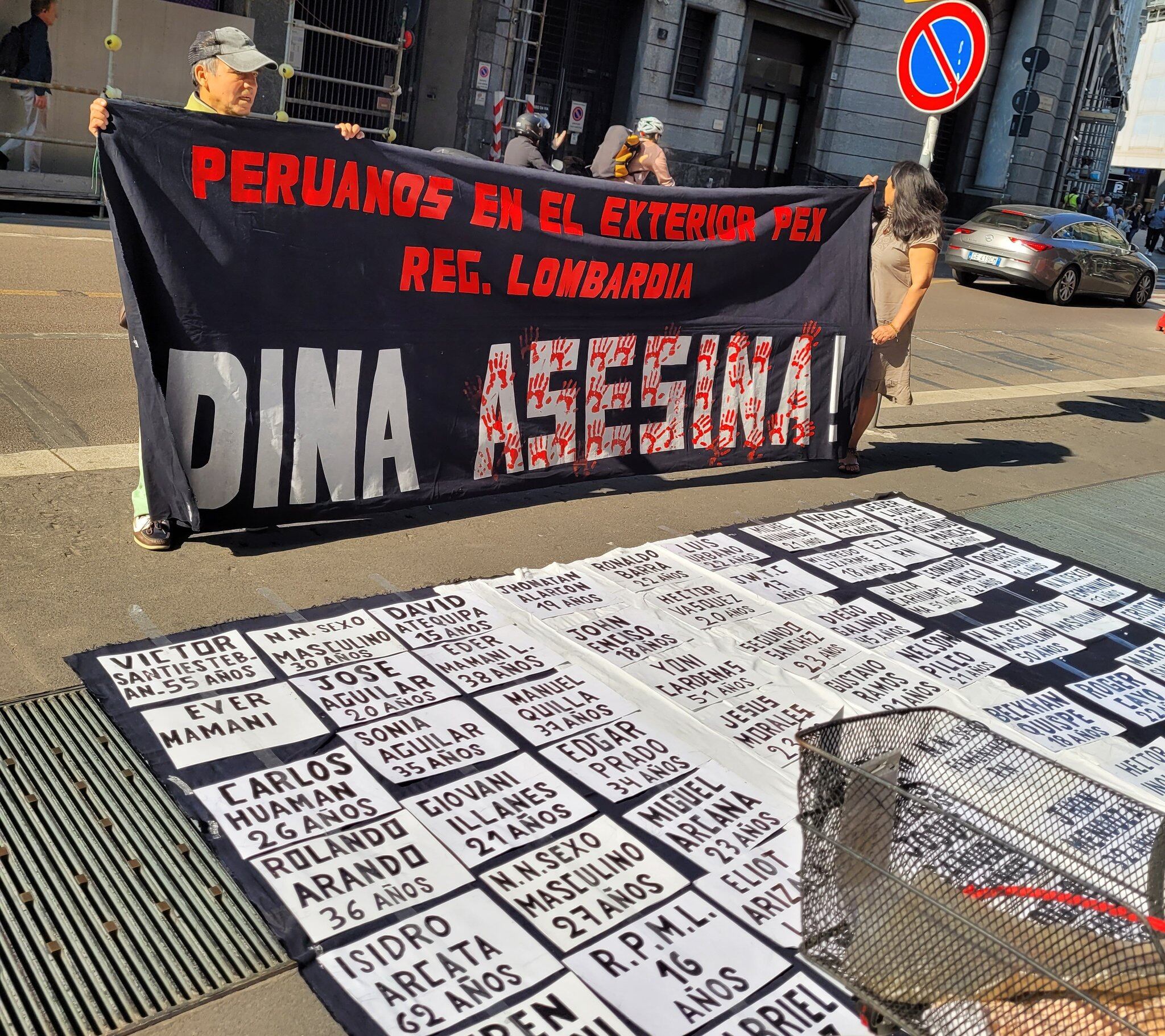 Peruanos protestan contra Dina Boluarte en su visita al Vaticano. Foto: @Isela16Per / X