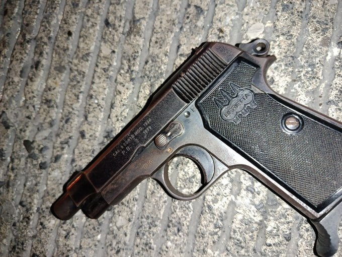 La Policía reportó el hallazgo de una pistola Pietro Beretta, una tolva y seis municiones en la escena del operativo. (PNC de Guatemala)