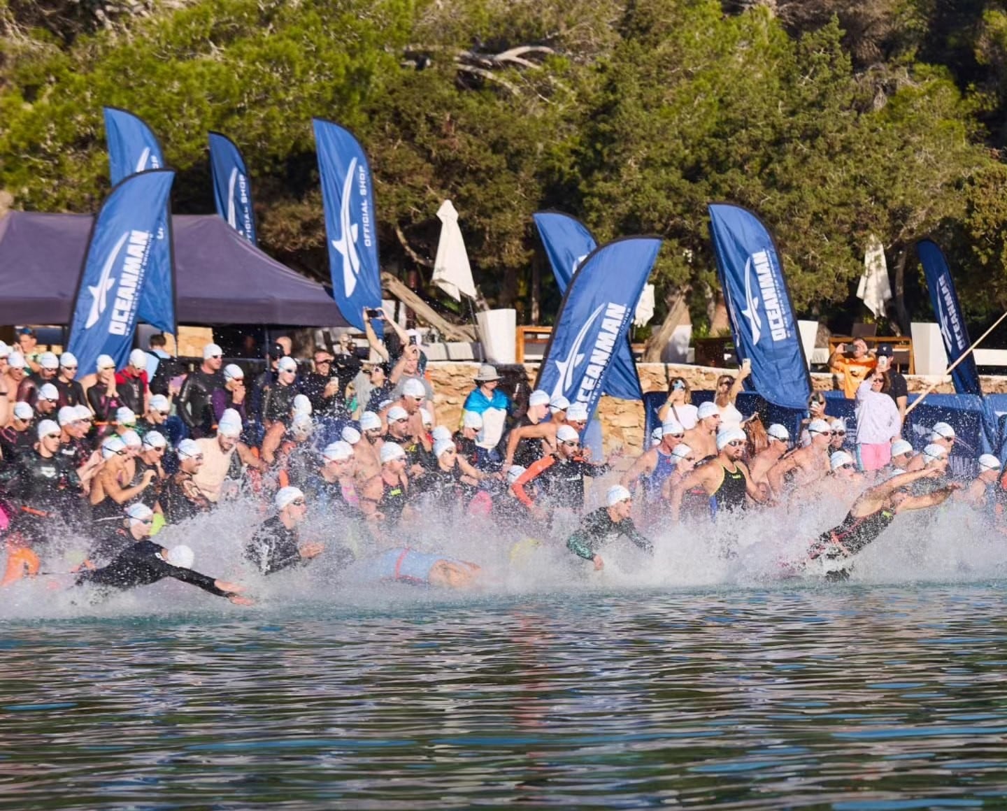 El certamen de natación en aguas abiertas Oceanman congregó a más de 800 participantes en el lago de Ilopango. (Redes de Oceanman)