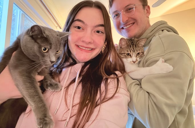 La historia de adopción de Toby llamó la atención de su familia, que conoció sus dedos extra a través de una cuidadora temporal (Guinness World Records)