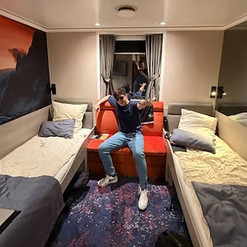 José muestra el camarote que