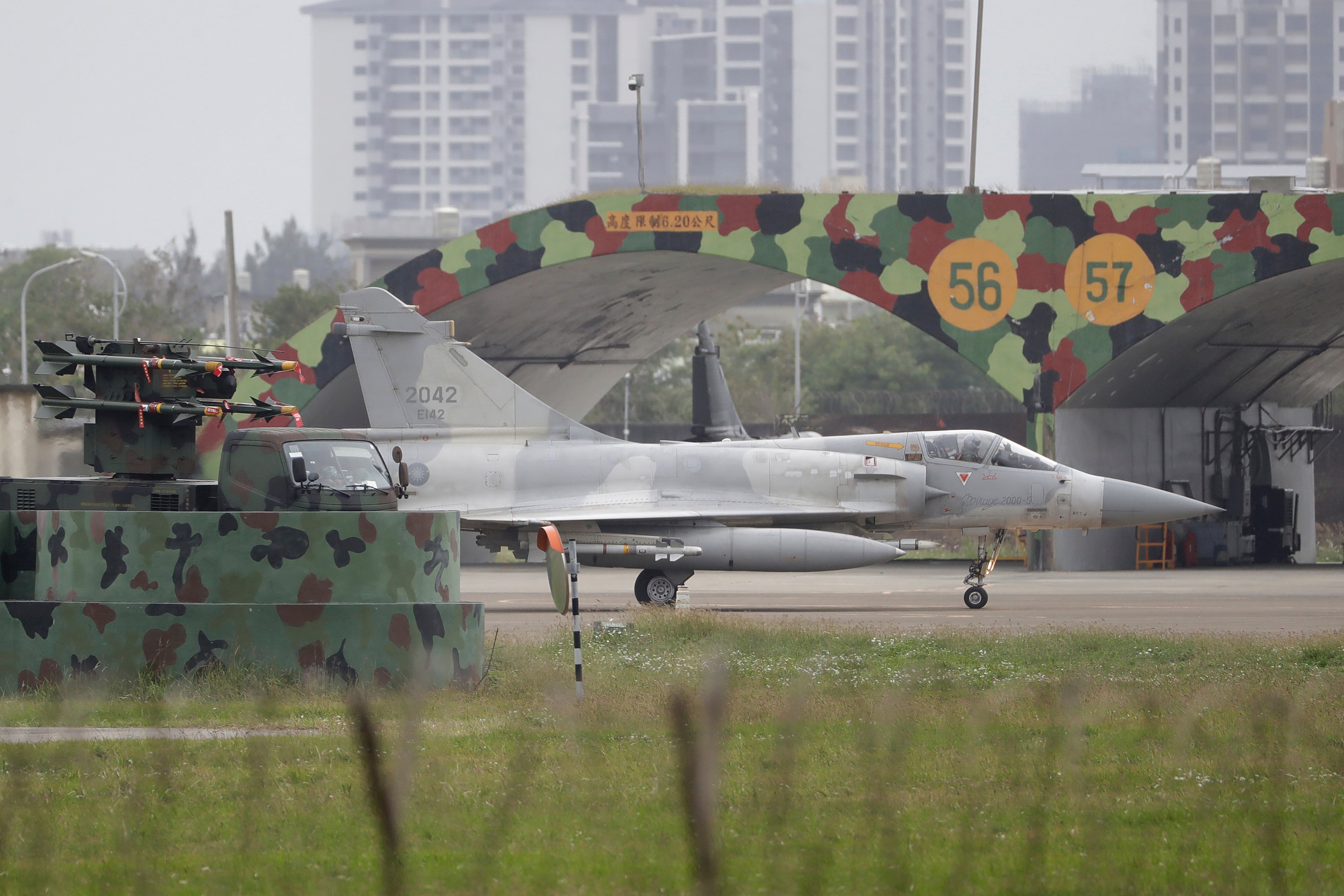 Un caza Mirage 2000 de Taiwán, pasa junto a un hangar en una base aérea en Hsinchu, en el norte de Taiwán, el 30 de diciembre de 2025. (AP Foto/Chiang Ying-ying)