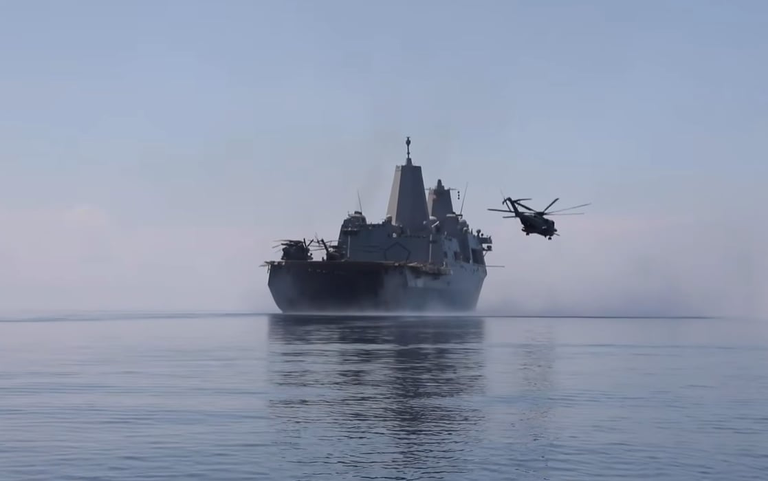 El buque USS Anchorage, especializado en operaciones anfibias, servía como plataforma central para la integración de diversas unidades durante el simulacro (Armory Unveiled)