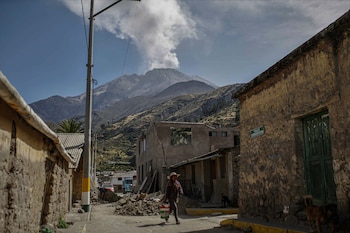 Una persona camina por una