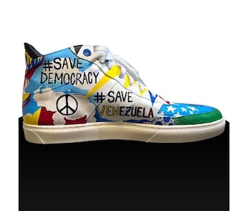 Los zapatos del basquetbolista apoyando