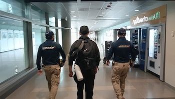El ingreso a Colombia de un ciudadano estadounidense conocido como “Casey Red Beard” fue impedido en el Aeropuerto Internacional El Dorado, en Bogotá, tras detectarse su presunta vinculación con una red de trata de blancas y promoción de explotación sexual en Medellín - crédito Migración Colombia