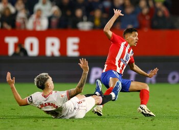 Ocampos y Nahuel Molina durante