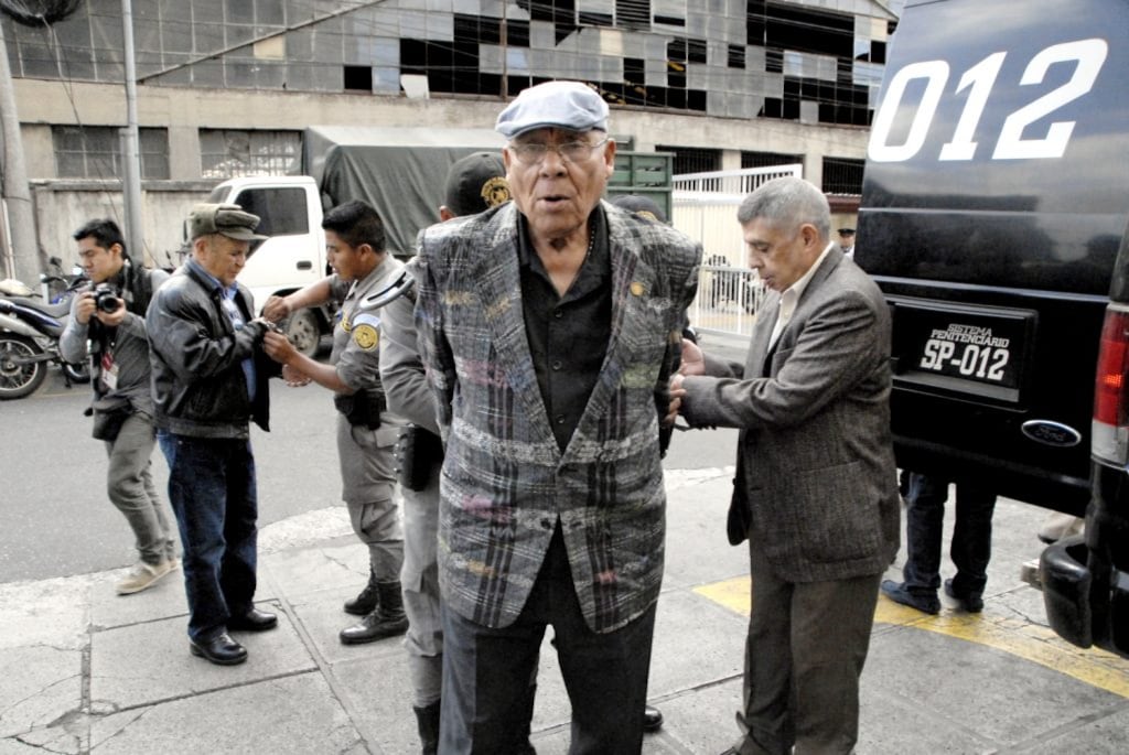 Hermano de expresidente guatemalteco Romeo Lucas García es beneficiado con arresto domiciliario en caso de genocidio