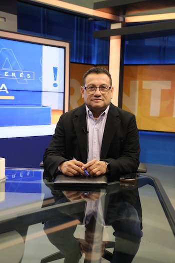 El ministro de Trabajo y Previsión Social, Rolando Castro, durante su participación en el programa de entrevista donde expuso los avances en formalización laboral y programas de inserción para jóvenes y adultos mayores (Cortesía @UGTElSalvador).