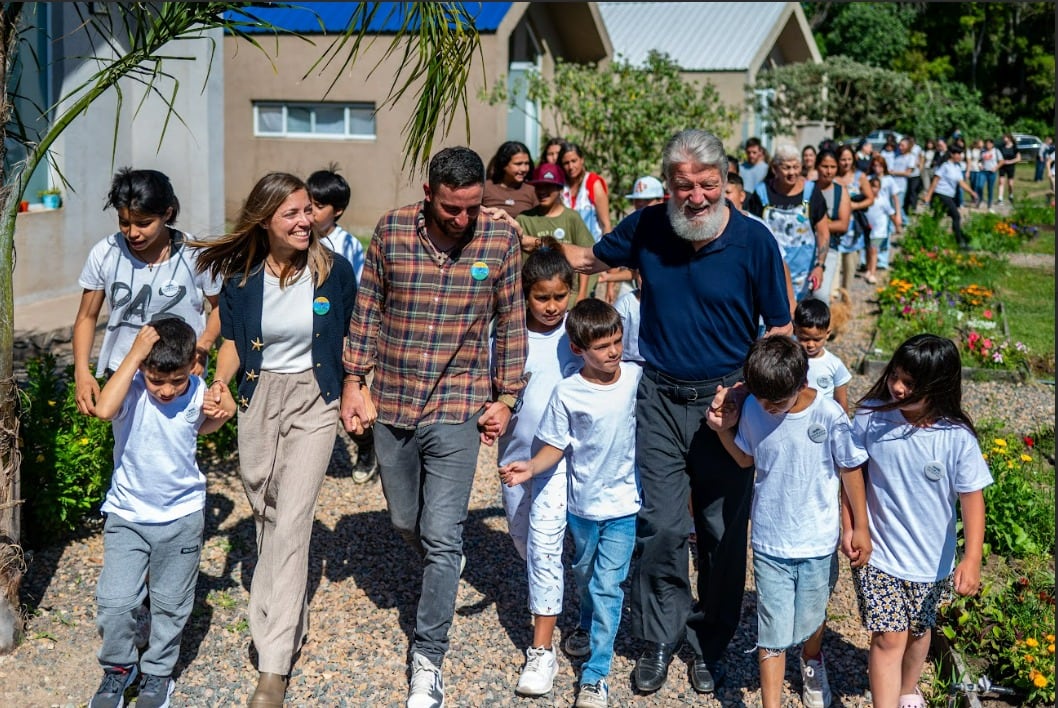 Pedro Opeka en Akamasoa Argentina, Zárate, junto a Candelaria, Gastón Vigo y la comunidad local (Foto: Akamasoa Argentina)