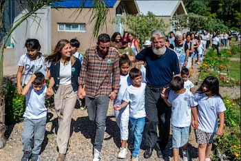 Pedro Opeka en Akamasoa Argentina,